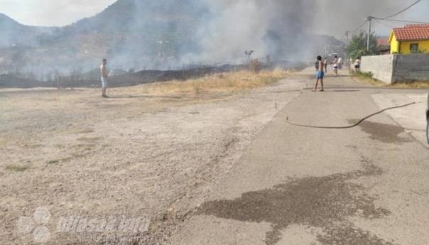 Požar prijeti obiteljskim kućama u Rodoču