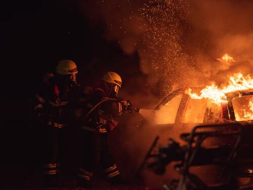 Požar progutao dva auta na Pofalićima, ne zna se je li podmetnut
