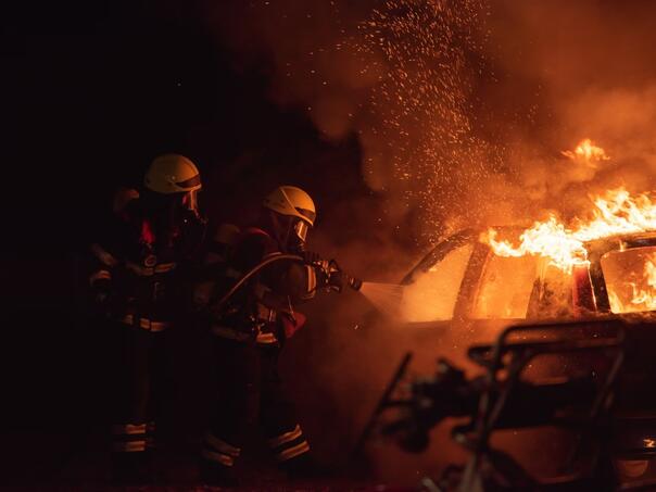 Požar progutao dva auta na Pofalićima, ne zna se je li podmetnut