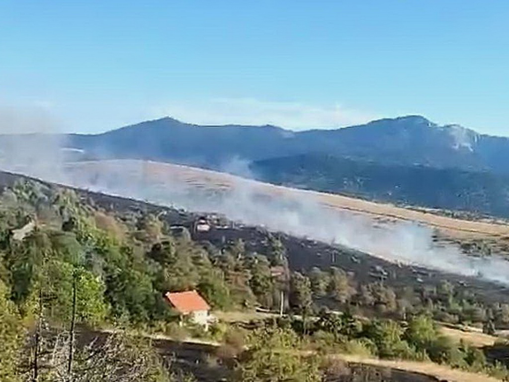Požar se i dalje širi kod Drvara, čeka se nova pomoć iz zraka