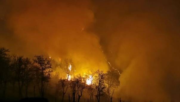 Požar se približio kućama u selu Ovčari kod Konjica