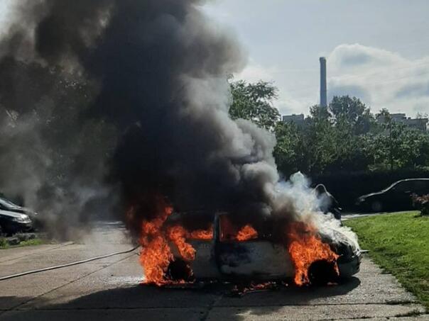 Požar u Banja Luci: Izgorio automobil u kampusu