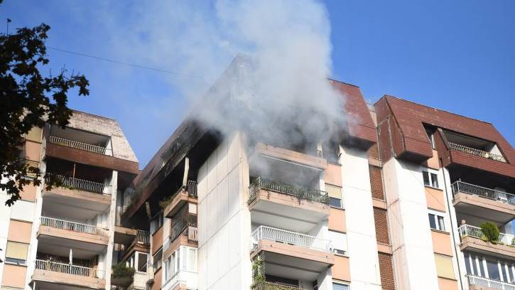 Požar u beogradskoj zgradi, djevojka spašena u dramatičnoj akciji