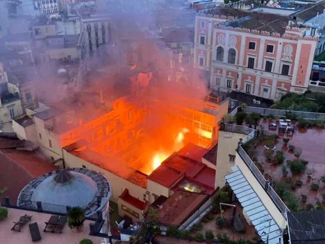 Požar u centru Napulja, uništeno historijsko pozorište Sannazaro