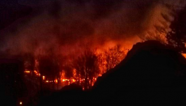 Požar u Gackom bukti već treći dan, vatra prijeti stambenim objektima