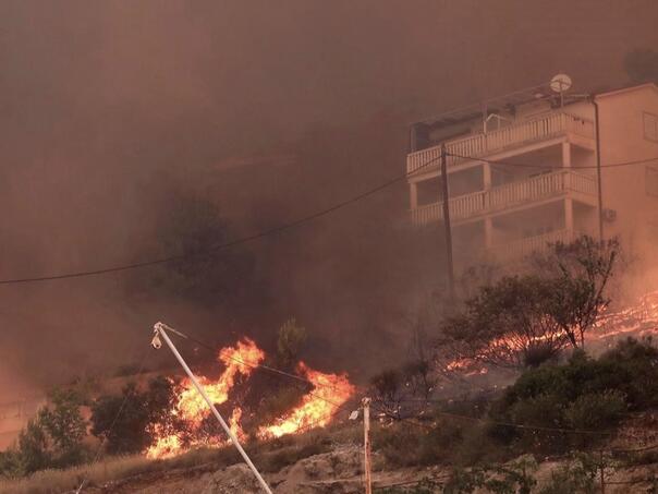 Požar u Hrvatskoj izmakao kontroli: Spašava se kuća po kuća