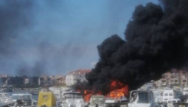 Požar u istarskoj luci, gore jahte i gliseri