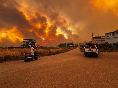 Požar u Izmiru stavljen pod kontrolu, u provinciji Hataj vatrogasci još na terenu