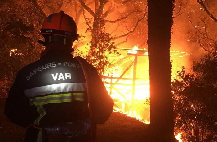 Požar u južnoj Francuskoj bjesni treći dan, jedna osoba poginula