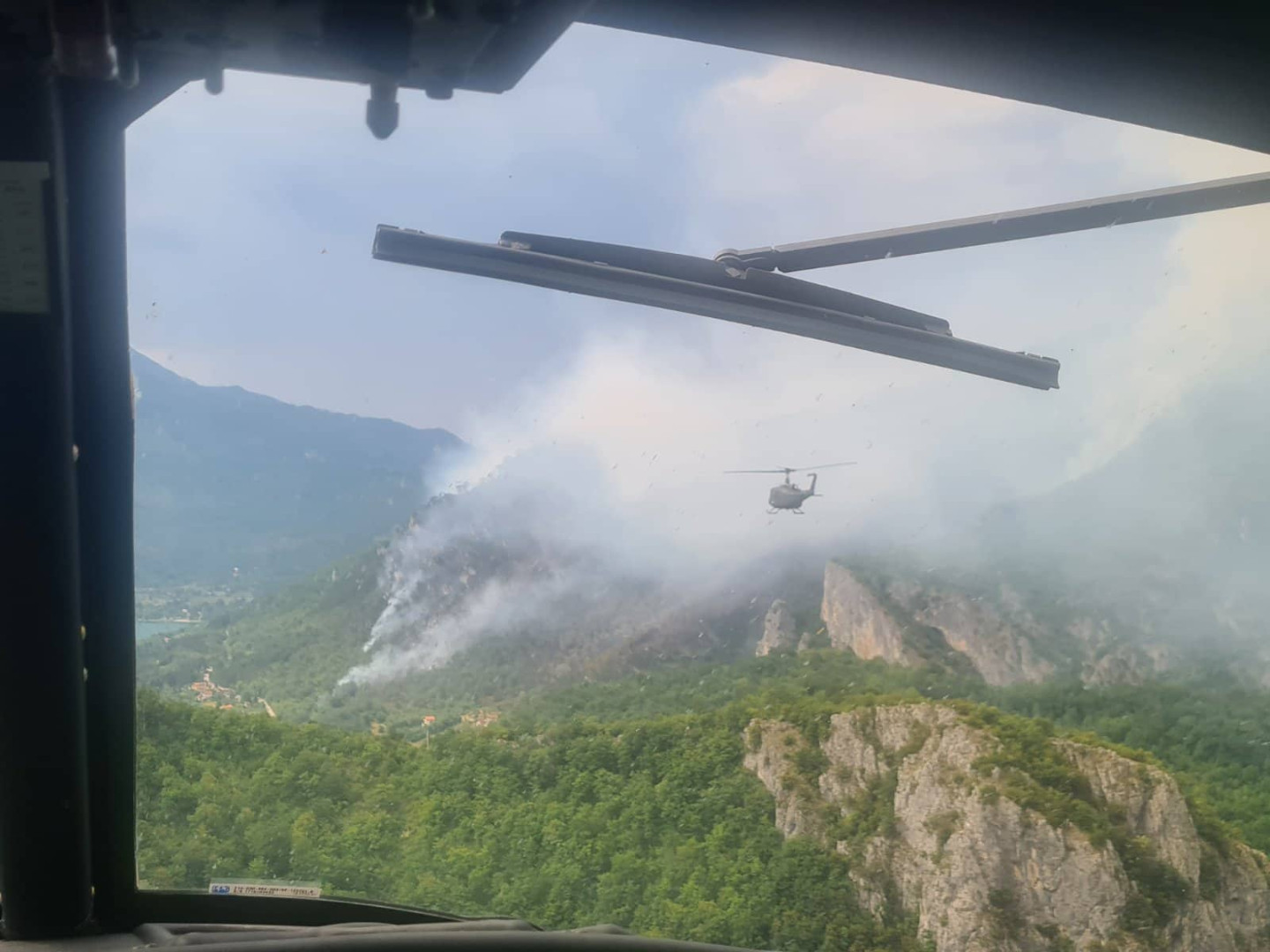 Požar u Konjicu aktivan četvrti dan, djelovali i helikopteri