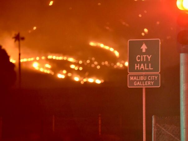 Požar u Malibuu zahvatio više od 3.000 hektara, hiljade ljudi evakuisano
