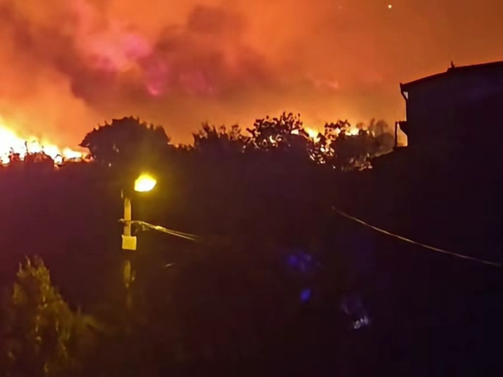 Požar u naselju iznad Solina, vatrogasci branili kuće