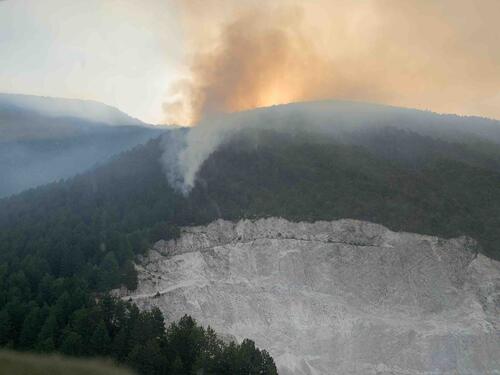 Požar u Prozoru i dalje aktivan, helikopter gasi vatru