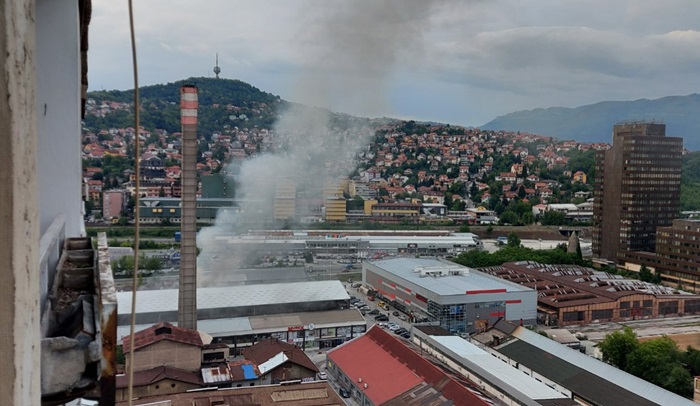Požar u Sarajevu: Gore hale, vatrogasci stigli na lice mjesta