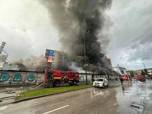 Foto/Video: Veliki požar na pijaci 'Kvadrant' na Otoci