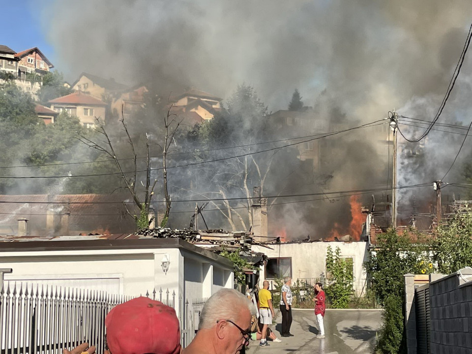 Požar u Sarajevu: Gori više kuća