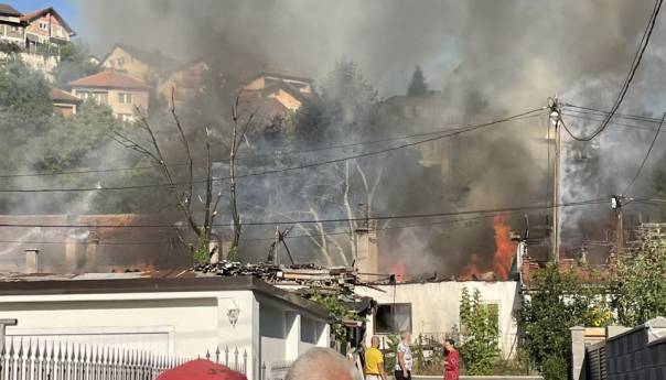 Požar u Sarajevu: Gori više kuća