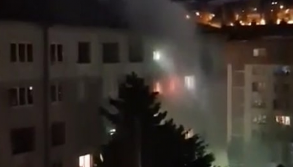 Požar u stambenoj zgradi na Grbavici, vatrogasci na terenu