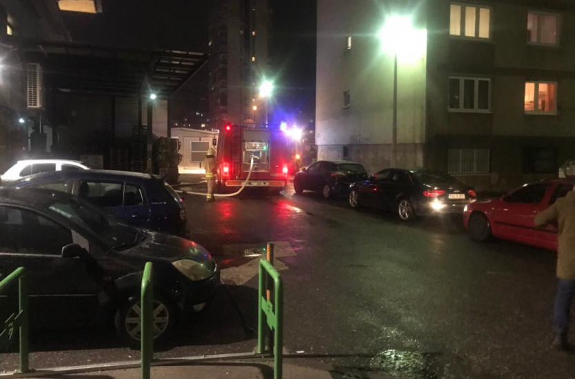 Požar u stambenoj zgradi na Otoci, stigla i hitna pomoć