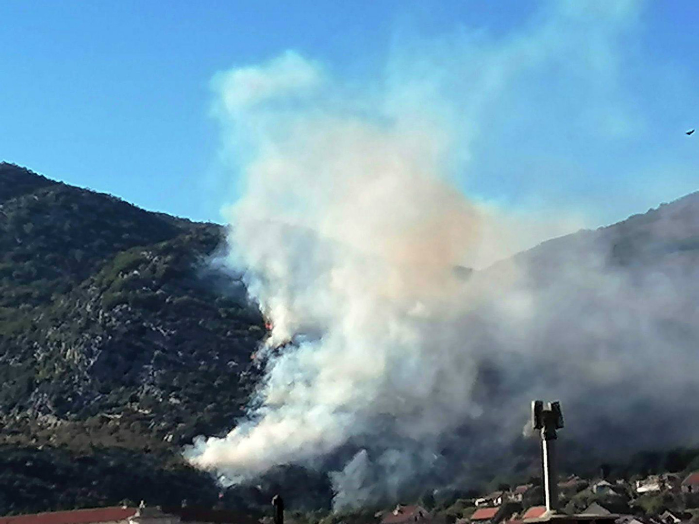 Požar u Trebinju, gašenje otežava vjetar