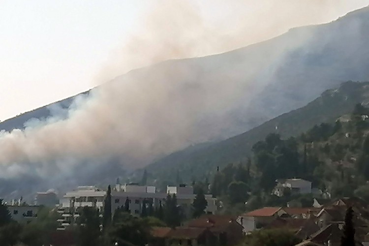Požar u Trebinju prijeti da ugrozi kuće