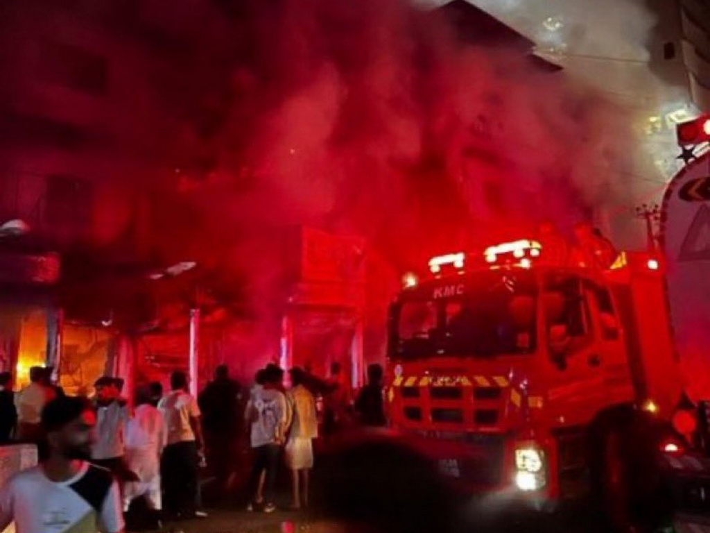 Požar u trgovačkom centru u Karachiju: Poginulo 11 ljudi, više od 60 nestalih