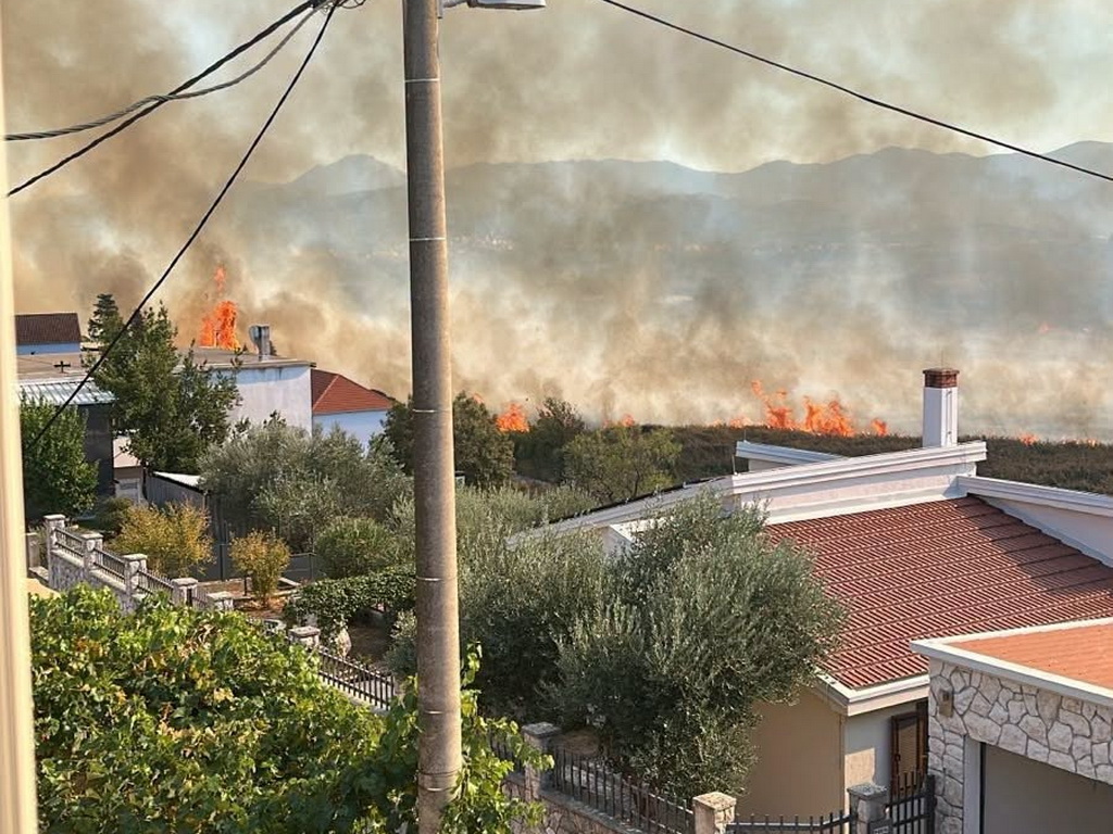 Požar u Vidu kod Metkovića gase četiri kanadera, kuće odbranjene