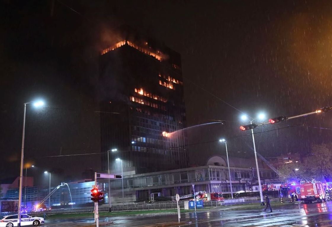 Požar u Vjesnikovom neboderu u Zagrebu još nije ugašen