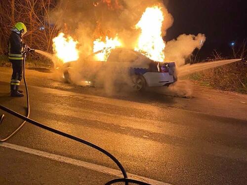 Požar uništio policijski automobil u Banjaluci