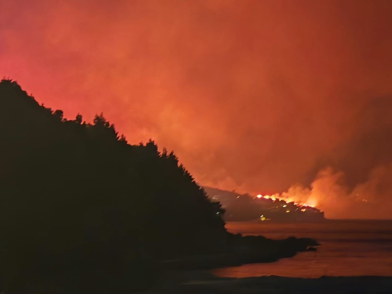 Požar zatvorio Jadransku magistralu kod Omiša, vatra prijeti kućama