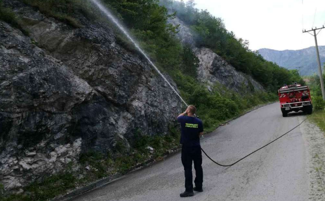 Požare u Konjicu gasio i helikopter OS BiH, ali je  situacija i dalje teška