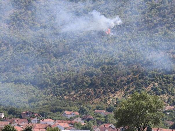 Požari bukte u Hercegovini, air-tractor na terenu kod Mostara i Stoca