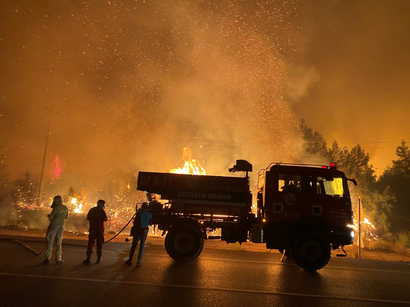 Požari haraju južnom Turskom, jedna osoba preminula