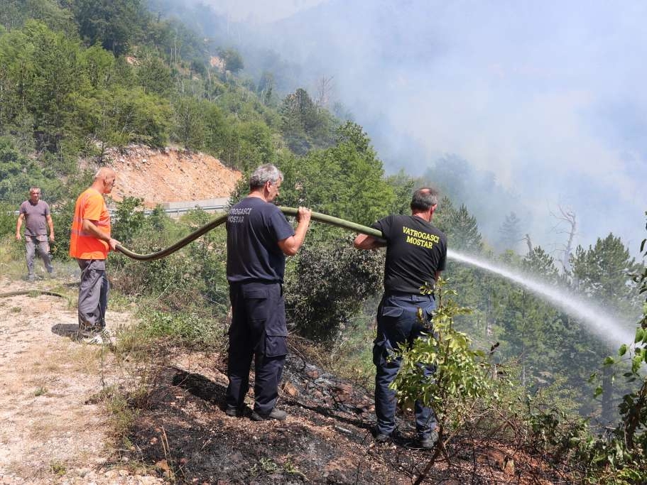 Požari i dalje bukte na više lokacija u HNK
