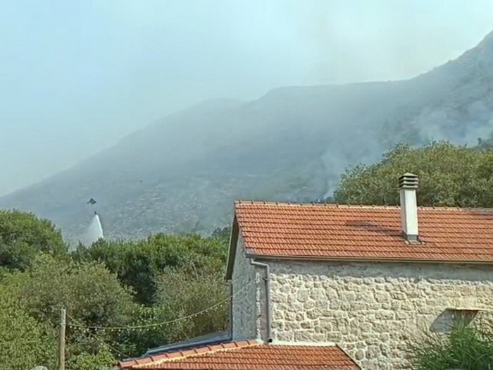 Bukte požari kod Trebinja: Vatra se približava kućama u selu