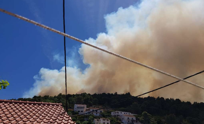 Požari na Braču i Hvaru, mobilizirane sve snage, gase i kanaderi
