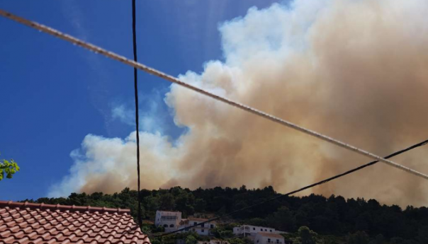 Požari na Braču i Hvaru, mobilizirane sve snage, gase i kanaderi