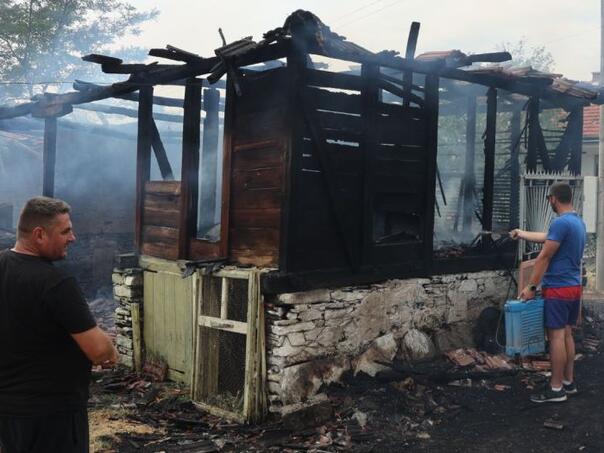 Požari u Srbiji uništili stotine kuća, mnogi dobrovoljci gase vatru