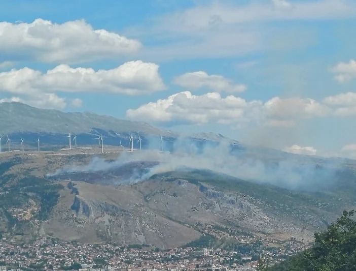 Požari zahvatili područje Mostara: Vatrogasci na Fortici, Malom Polju i Baćevićima
