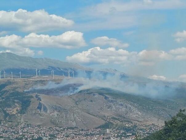 Požari zahvatili područje Mostara: Vatrogasci na Fortici, Malom Polju i Baćevićima