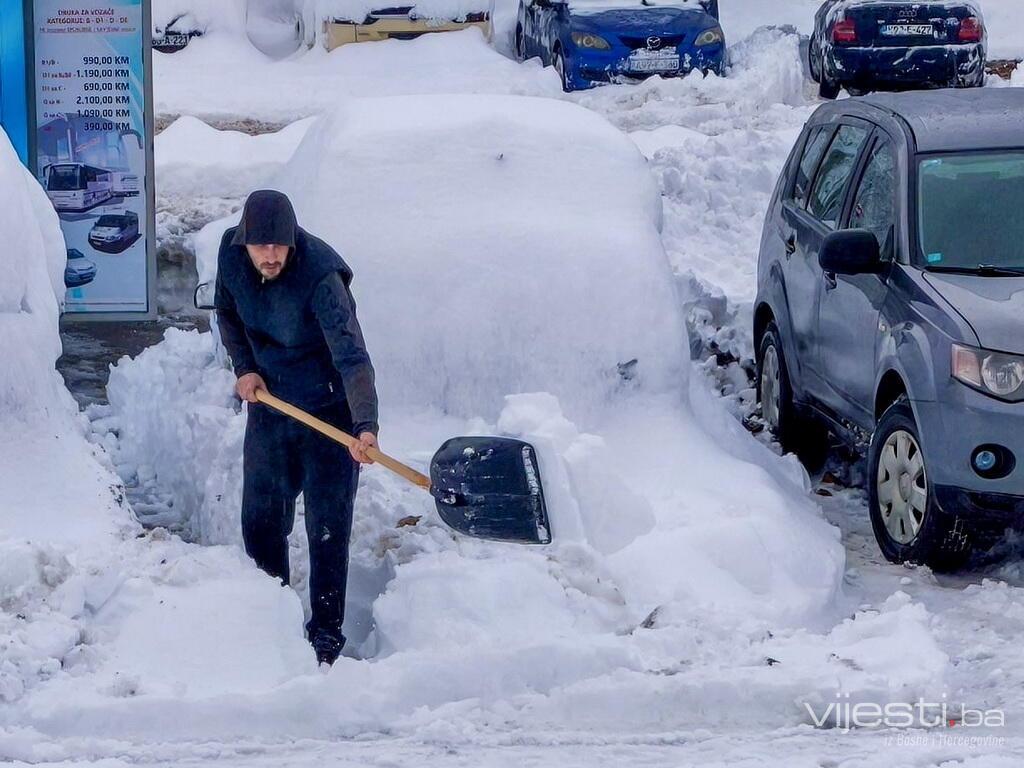 Poziv za čišćenje snijega u Sarajevu: Prijavilo se samo 10 radnika, sedam odustalo