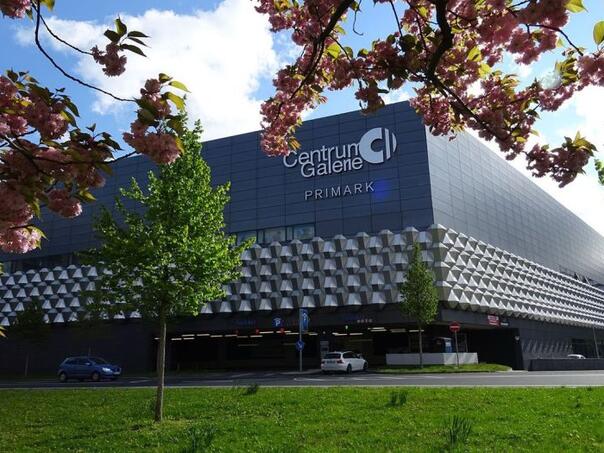 Poznati modni lanac zatvara svoje trgovine