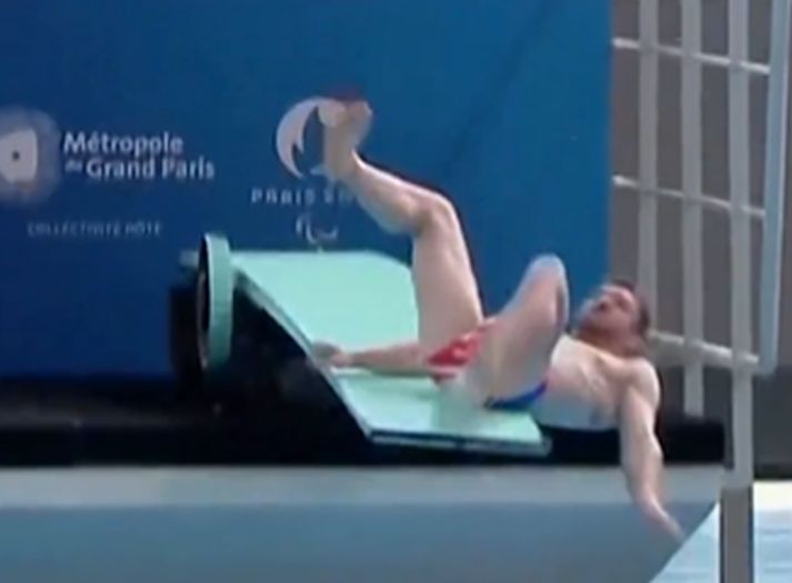Poznati skakač se obrukao prilikom skoka u vodu, umalo je slomio kičmu