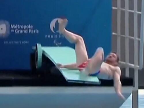 Poznati skakač se obrukao prilikom skoka u vodu, umalo je slomio kičmu