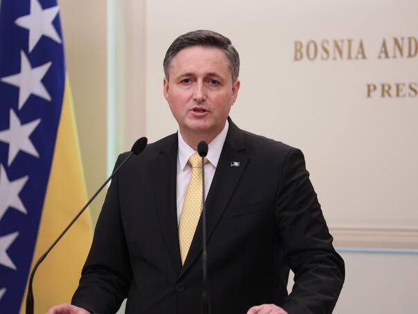 Pogledajte obraćanje Bećirovića nakon povratka iz New Yorka