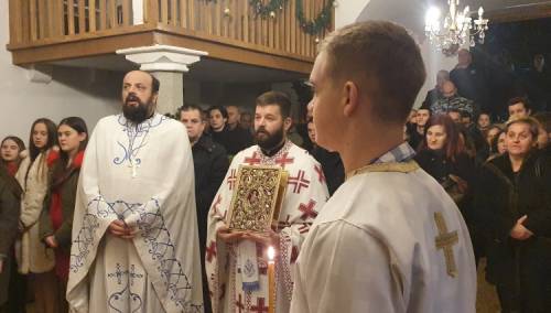 Pravoslavni vjernici u Mostaru dočekali Božić na ponoćnim liturgijama