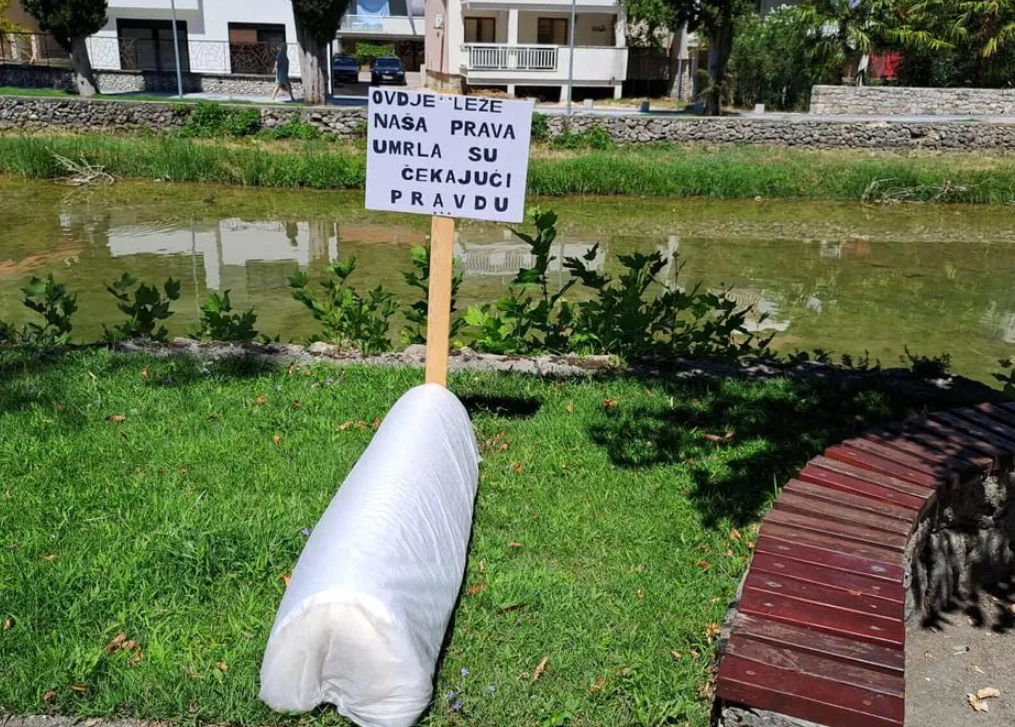 Prazan tabut ispred Gradske uprave Stolac: Ako nema mjesta za mrtve, kako će ga biti za žive?