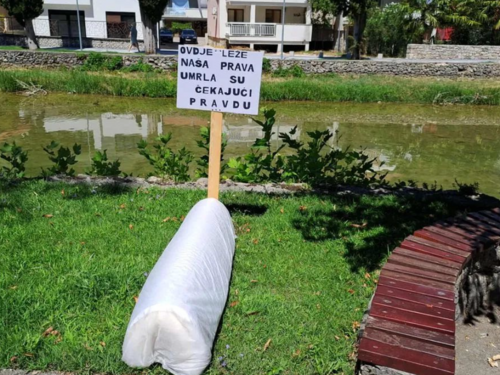 Prazan tabut ispred Gradske uprave Stolac: Ako nema mjesta za mrtve, kako će ga biti za žive?