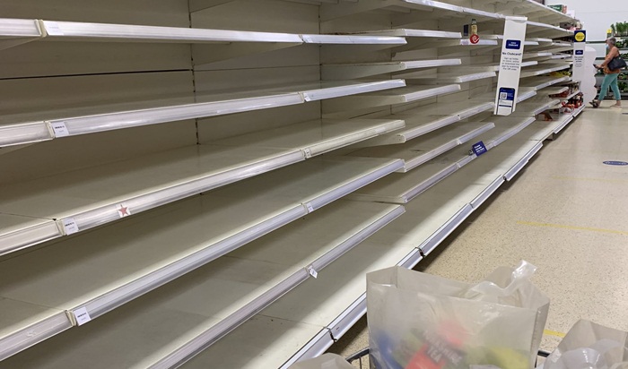Prazne police u britanskim supermarketima, radnici u samoizolaciji