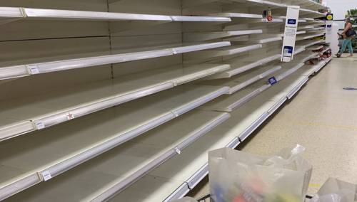 Prazne police u britanskim supermarketima, radnici u samoizolaciji